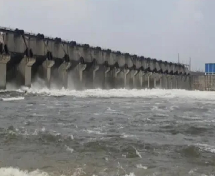 పులిచింతలకు భారీ వరద.. 12 గేట్లు ఎత్తివేత