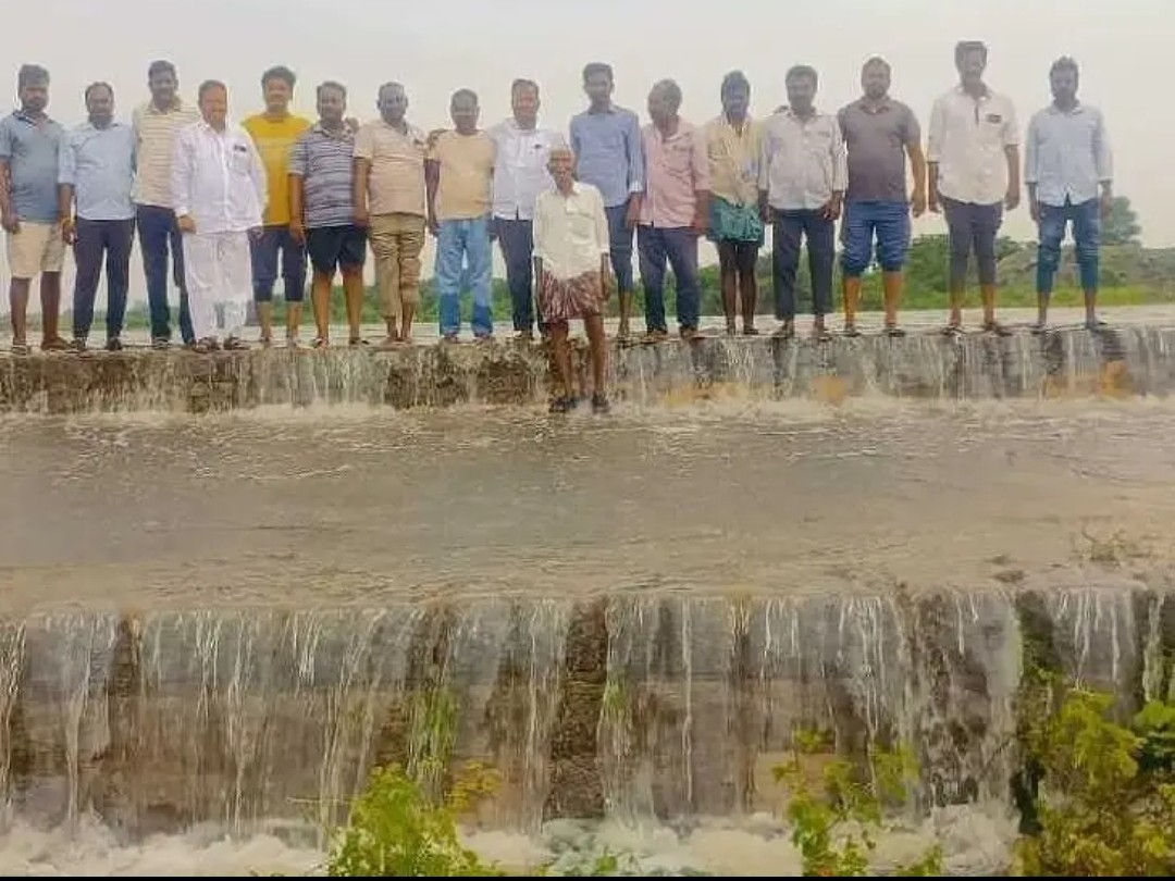 పొంగిపొర్లుతున్న నార్కట్‌పల్లి పెద్ద చెరువు