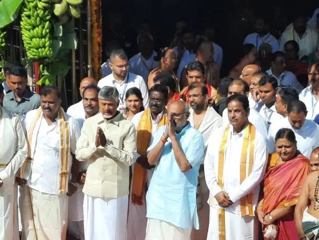 శ్రీవారిని దర్శించుకున్న ఉపరాష్ట్రపతి, సీఎం
