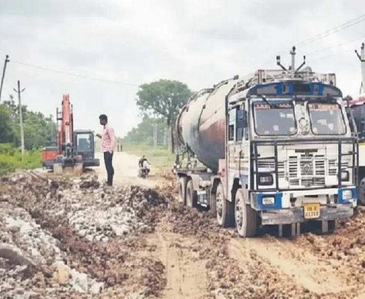 ‘రోడ్డు మధ్యలో కూరుకుపోయిన లారీ’