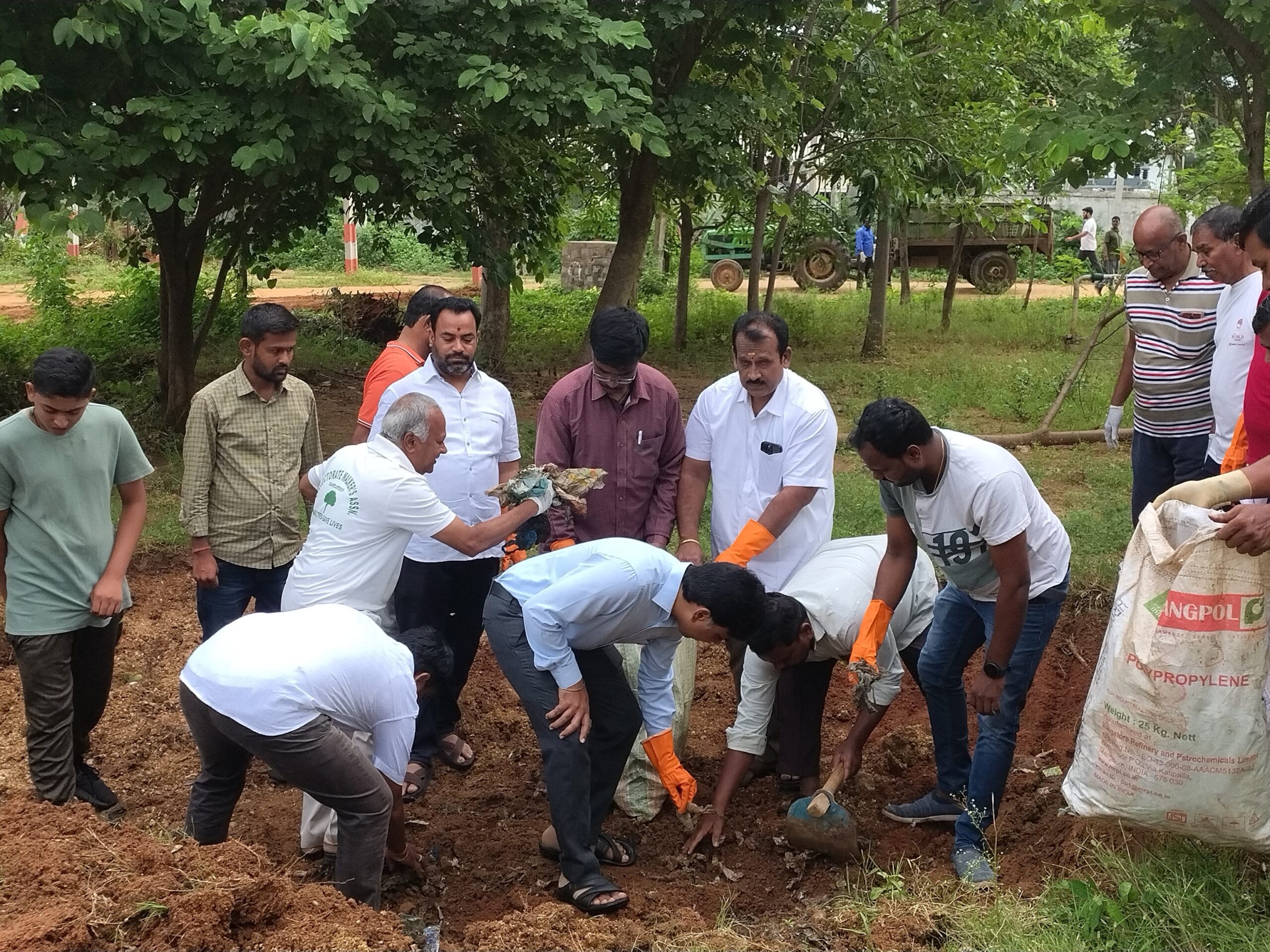కలెక్టరేట్ పార్కులో శ్రమదానం