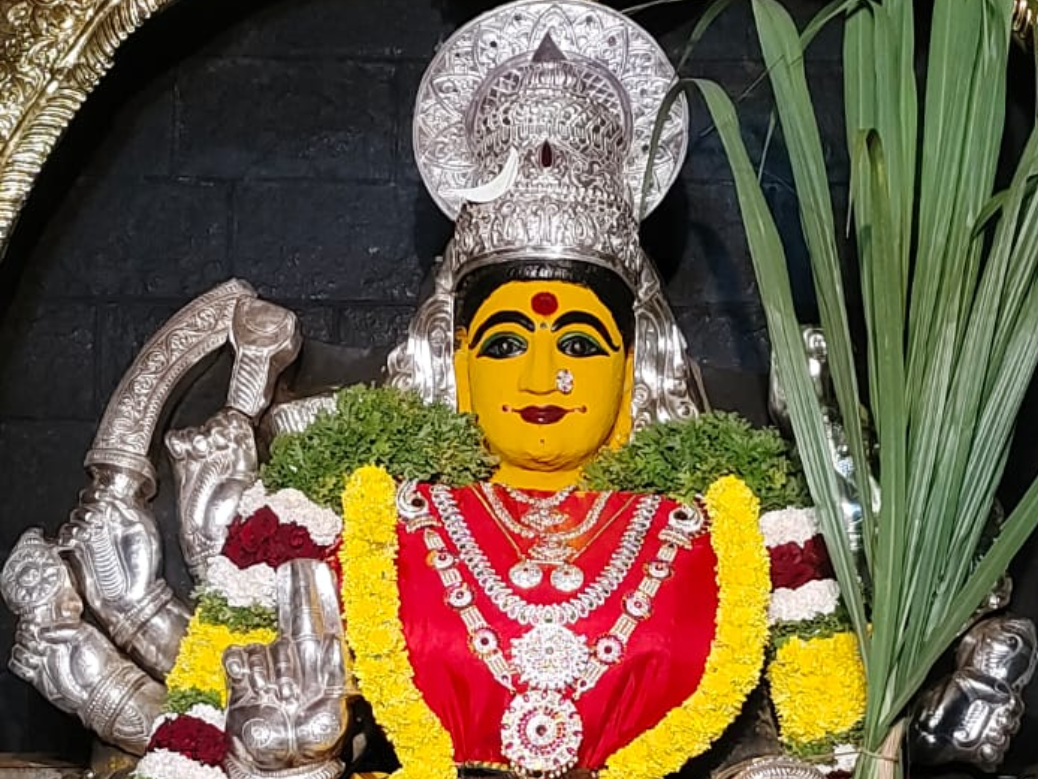 లలితా పరమేశ్వరి రూపంలో అమ్మవారి అలంకరణ