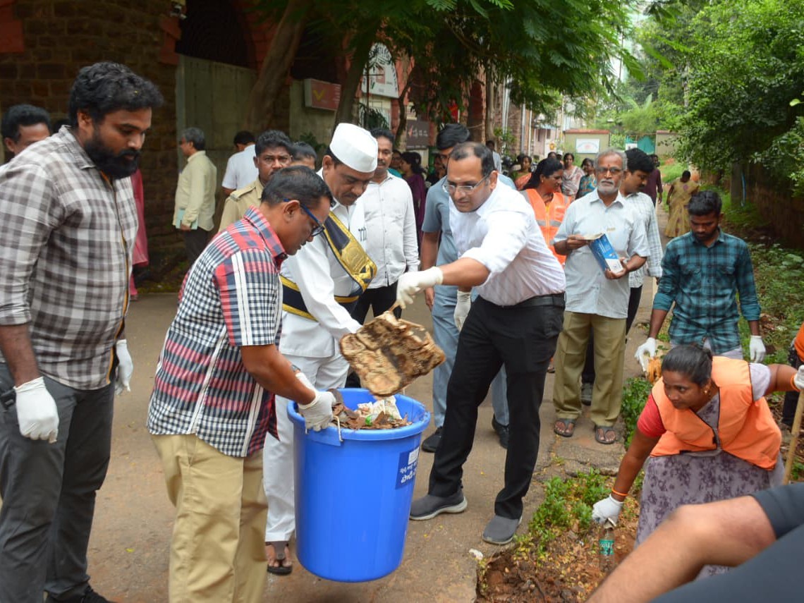 స్వచ్ఛోత్సవ్ కార్యక్రమంలో పాల్గొన్న కలెక్టర్