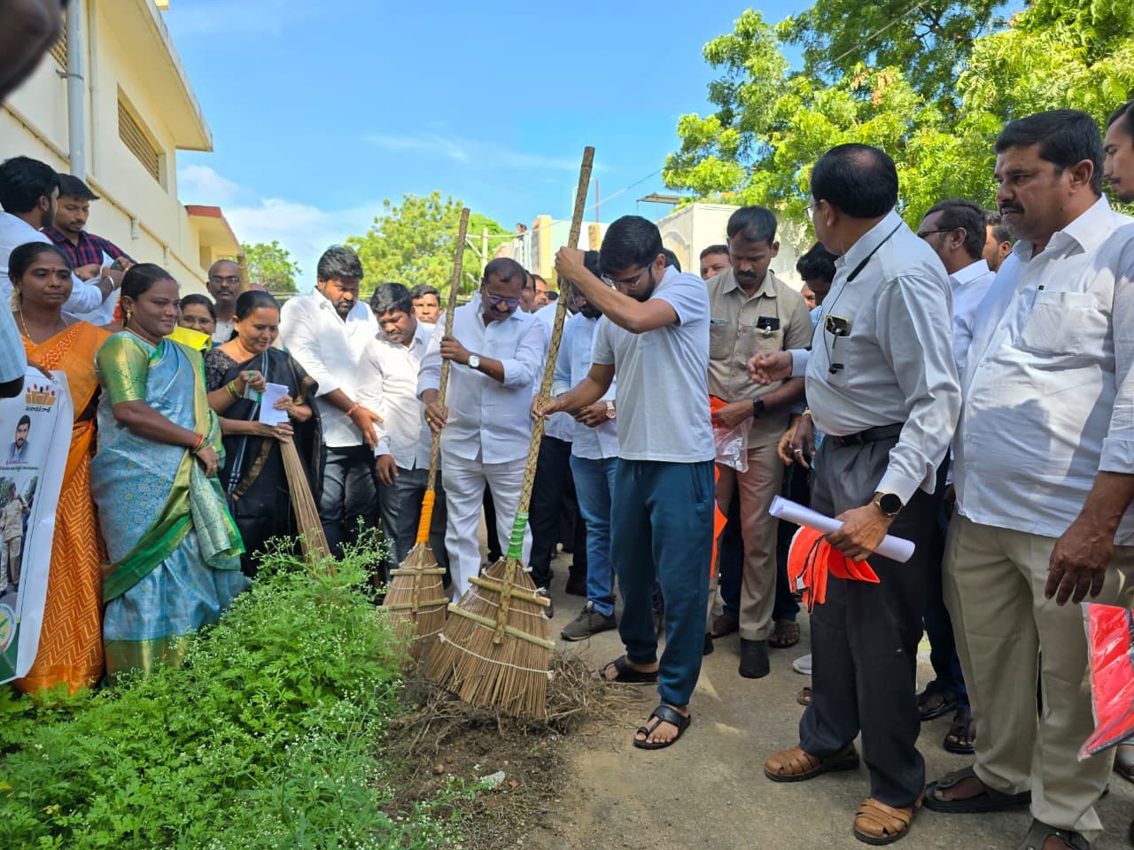 చిపురి పట్టిన జిల్లా కలెక్టర్