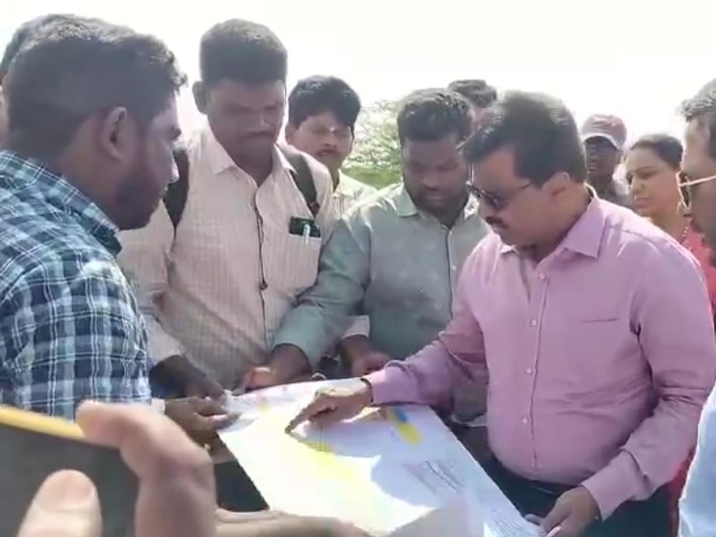 విమానాశ్రయం భూములు పరిశీలించిన కలెక్టర్