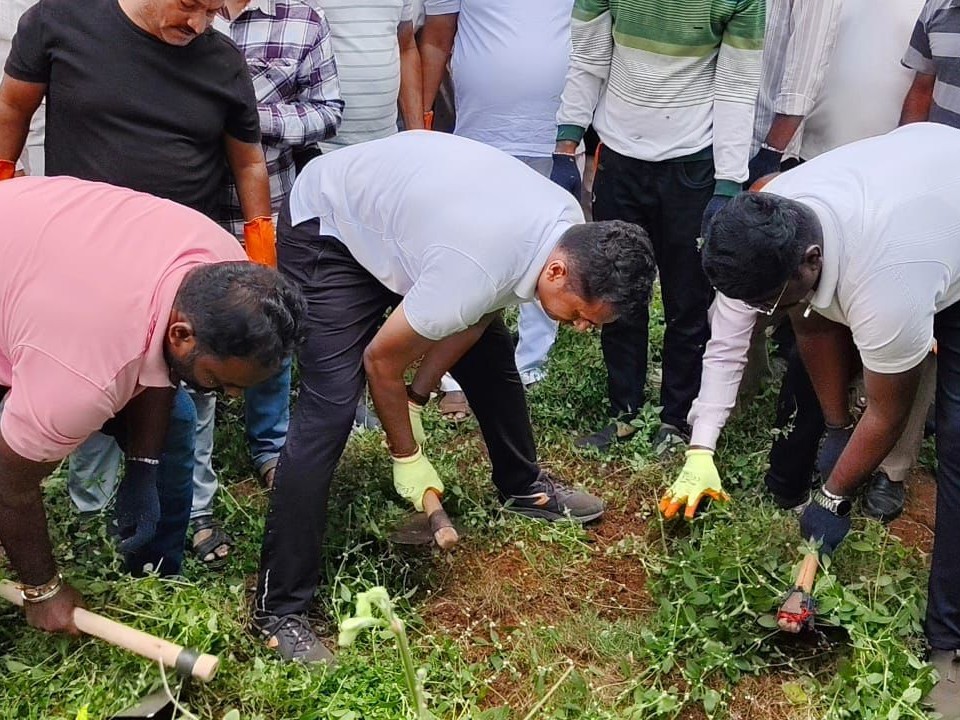 స్వచ్చతాహీ సేవా కార్యక్రమంలో పాల్గొన్న జిల్లా కలెక్టర్