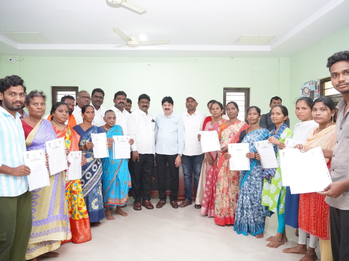 ఇందిరమ్మ ఇళ్ల పట్టాలను పంపిణీ చేసిన ఎమ్మెల్యే