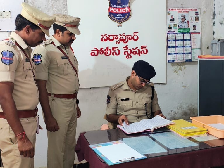 నర్సాపూర్ పోలీస్ స్టేషన్‌లో ఏఎస్పీ తనిఖీలు