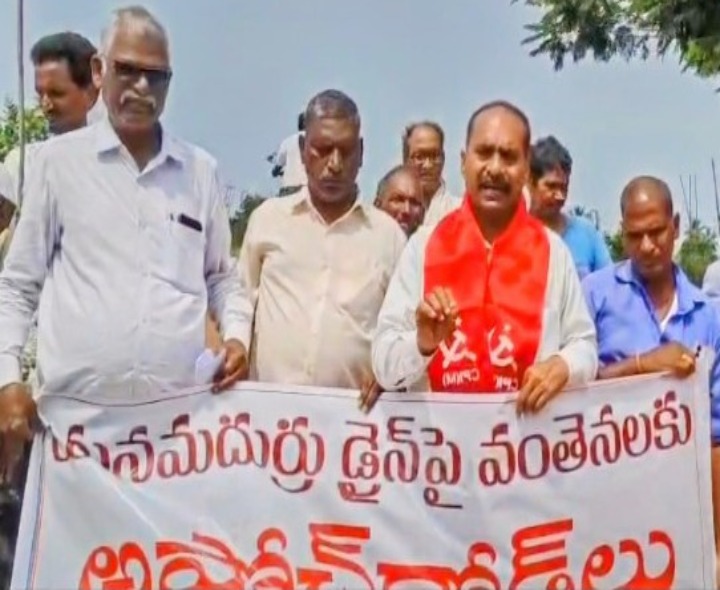 డ్రైన్ బ్రిడ్జిలకు అప్రోచ్ రోడ్లు నిర్మించాలని నిరసన