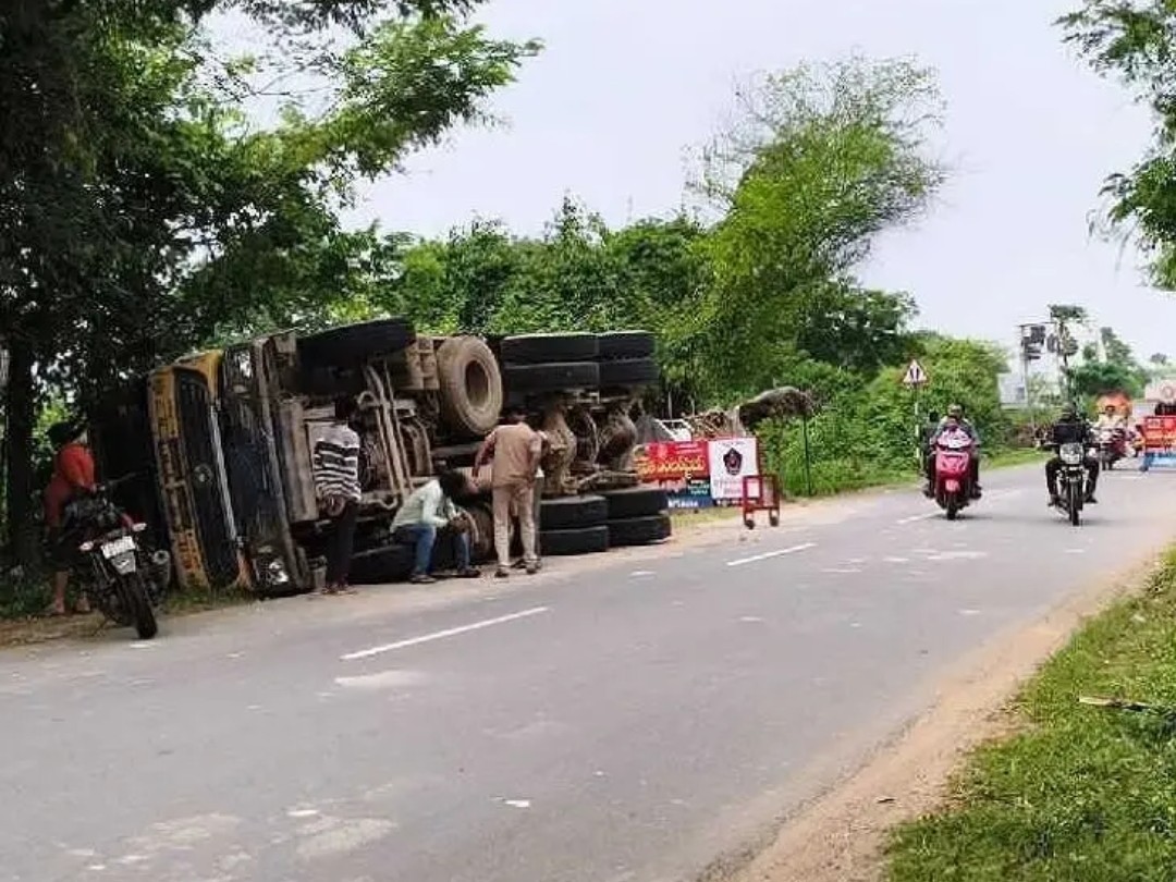 ఢీకొన్న లారీ, కారు..డ్రైవర్‌కి స్వల్ప గాయాలు