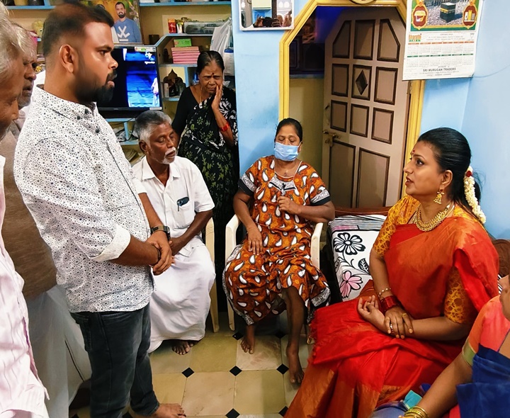 వైసీపీ కార్యకర్త కుటుంబాన్ని పరామర్శించిన రోజా