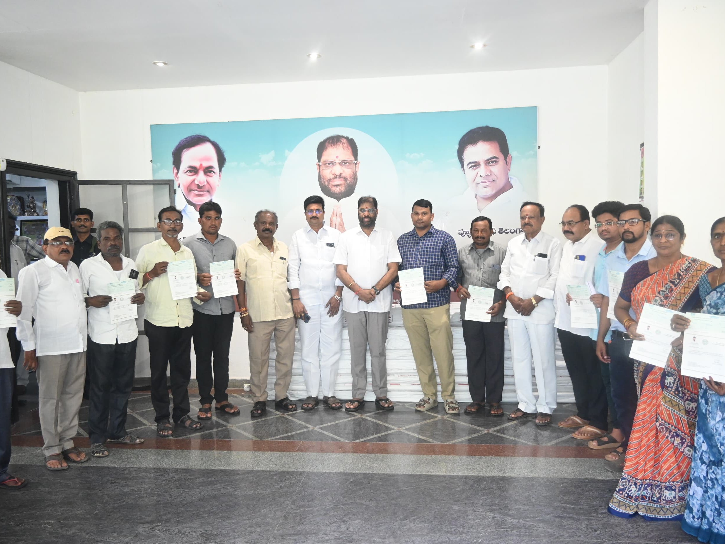 సీఎంఆర్ఎఫ్ చెక్కులు పంపిణీ చేసిన ఎంపీ వద్దిరాజు