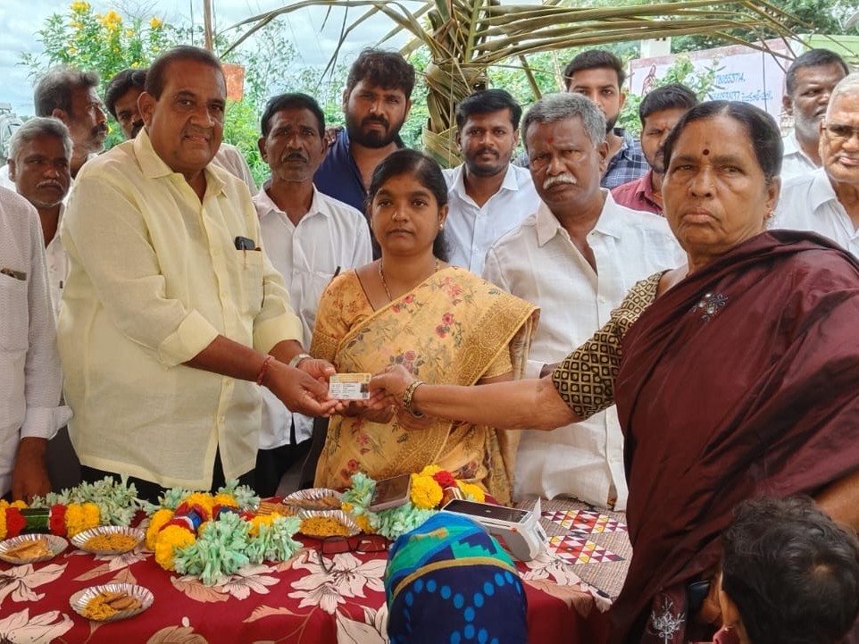 స్మార్ట్ కార్డులు పంపిణీ చేసిన తహశీల్దార్