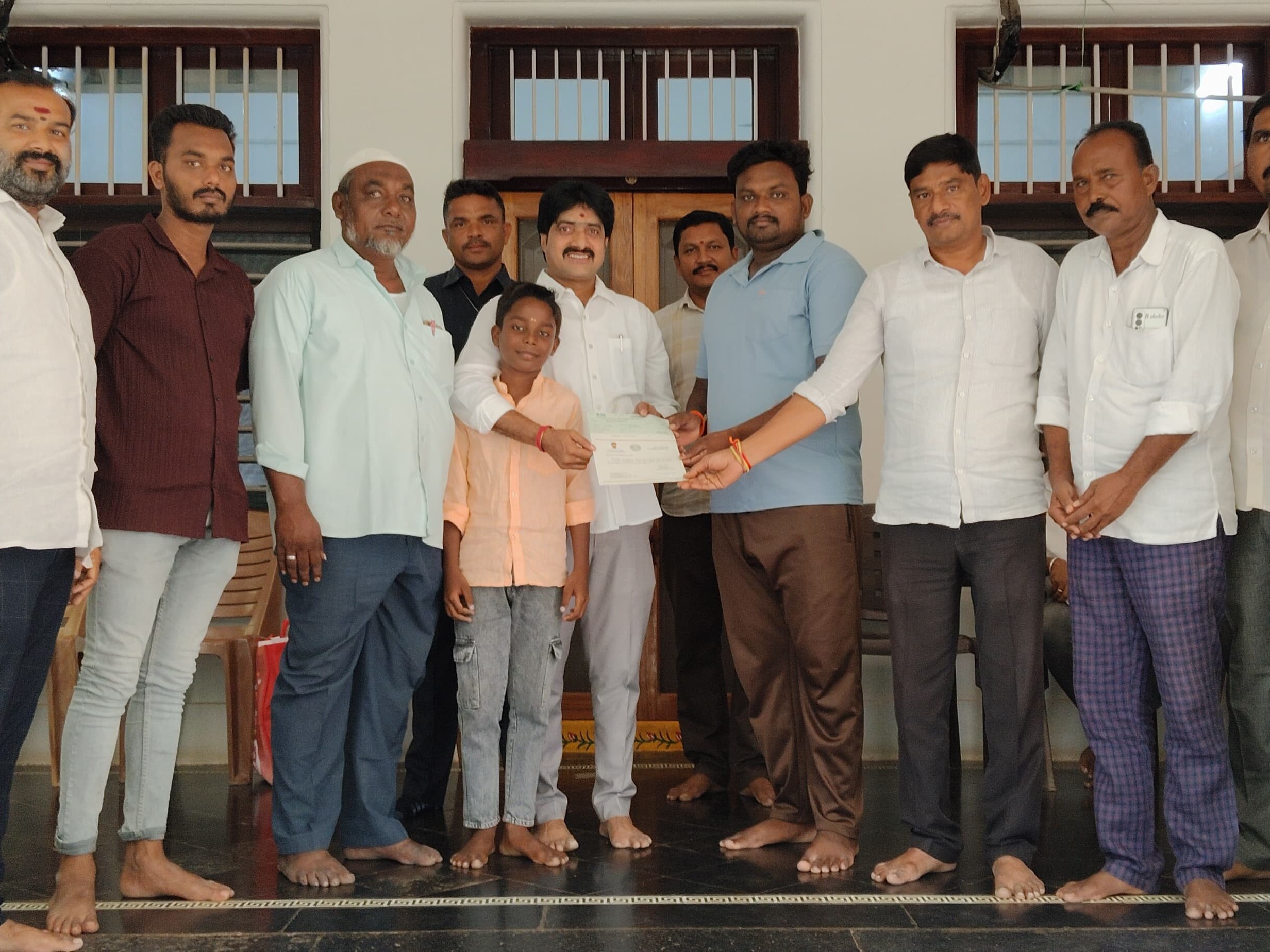 సీఎంఆర్‌ఎఫ్ చెకును పంపిణీ చేసిన ఎమ్మెల్యే