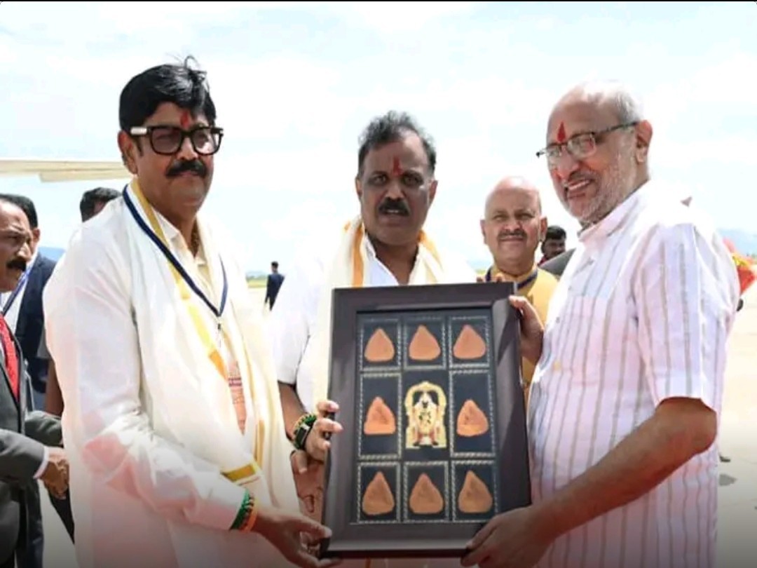 తిరుగు పయనమైన ఉపరాష్ట్రపతి రాధాకృష్ణన్