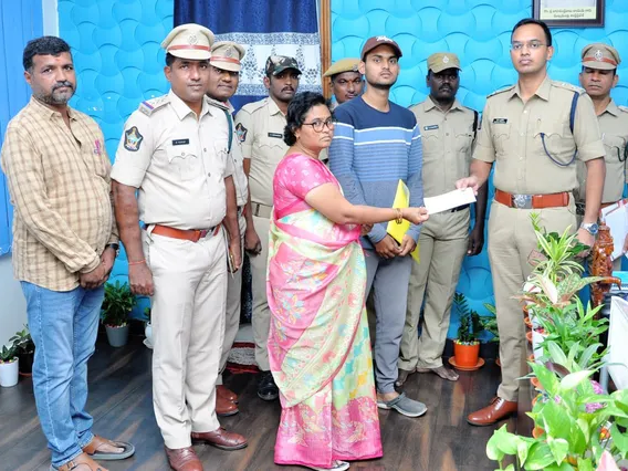 మరణించిన హోంగార్డు కుటుంబానికి ఆర్థిక సహాయం
