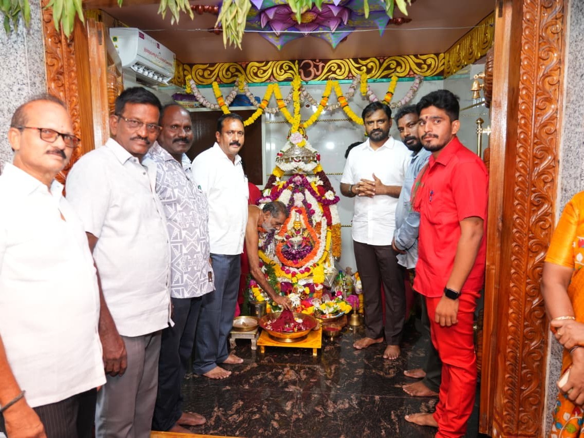 దసరా మహోత్సవాల్లో పాల్గొన్న ఎమ్మెల్యే ఆదిరెడ్డి