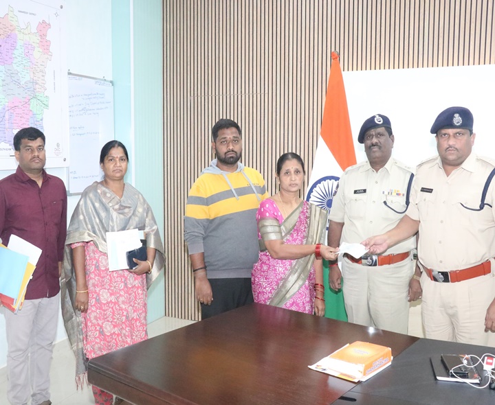 కార్పస్ పండు అందజేసిన ఎస్పీ