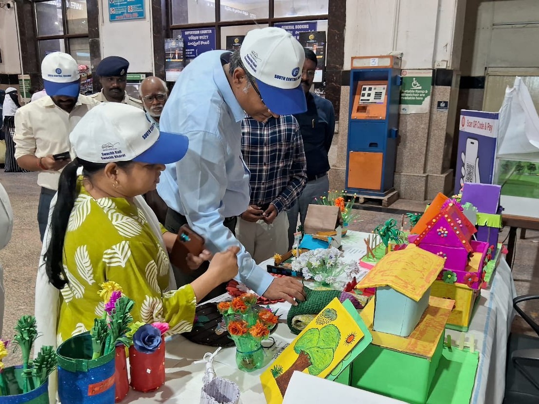 వేస్ట్ టూ ఆర్ట్ గ్యాలరీ సందర్శించిన DRM