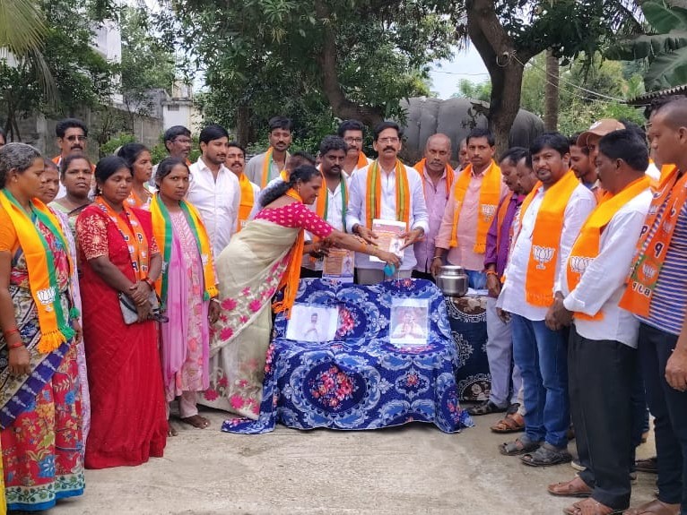 పాలాభిషేకం చేసిన బీజేపీ నాయకులు