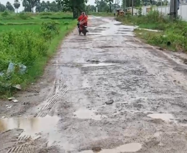 ‘వెంటనే రోడ్డు నిర్మాణ పనులు చేపట్టాలి’