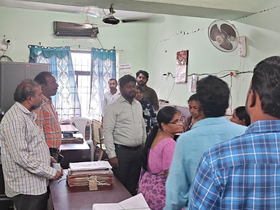పలు విభాగాలను తనిఖీ చేసిన కమిషనర్