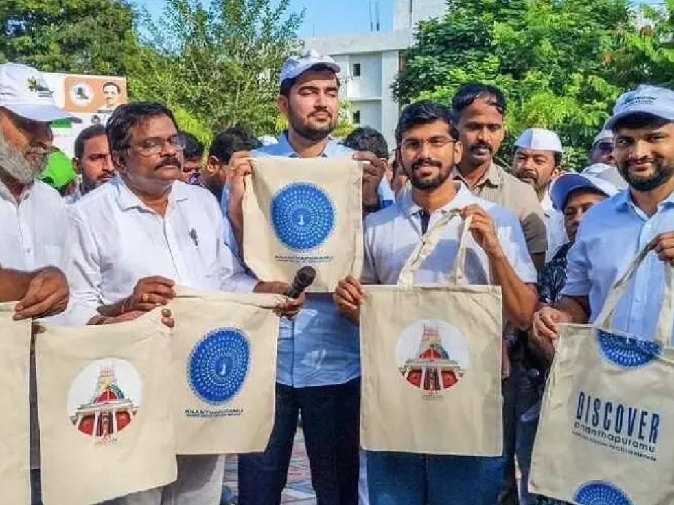 బట్ట సంచులను ఆవిష్కరించిన కలెక్టర్