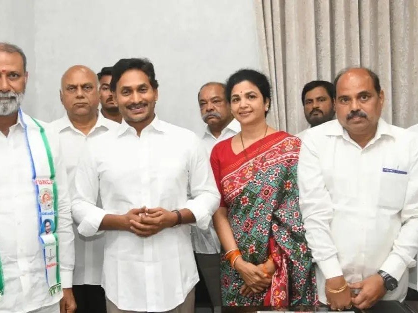వైసీపీలో చేరిన ఎమ్మిగనూరు బీజేపీ ఇంఛార్జ్