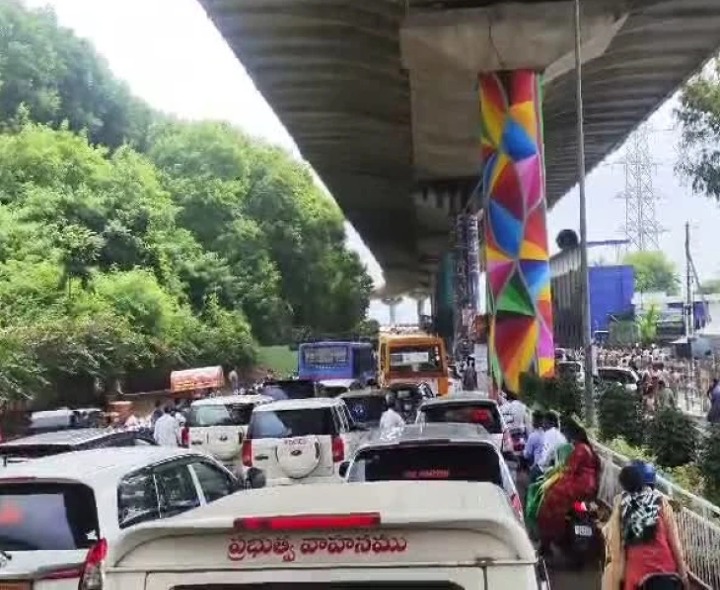 దుర్గమ్మ ఆలయ రహదారిలో భారీగా ట్రాఫిక్ జామ్