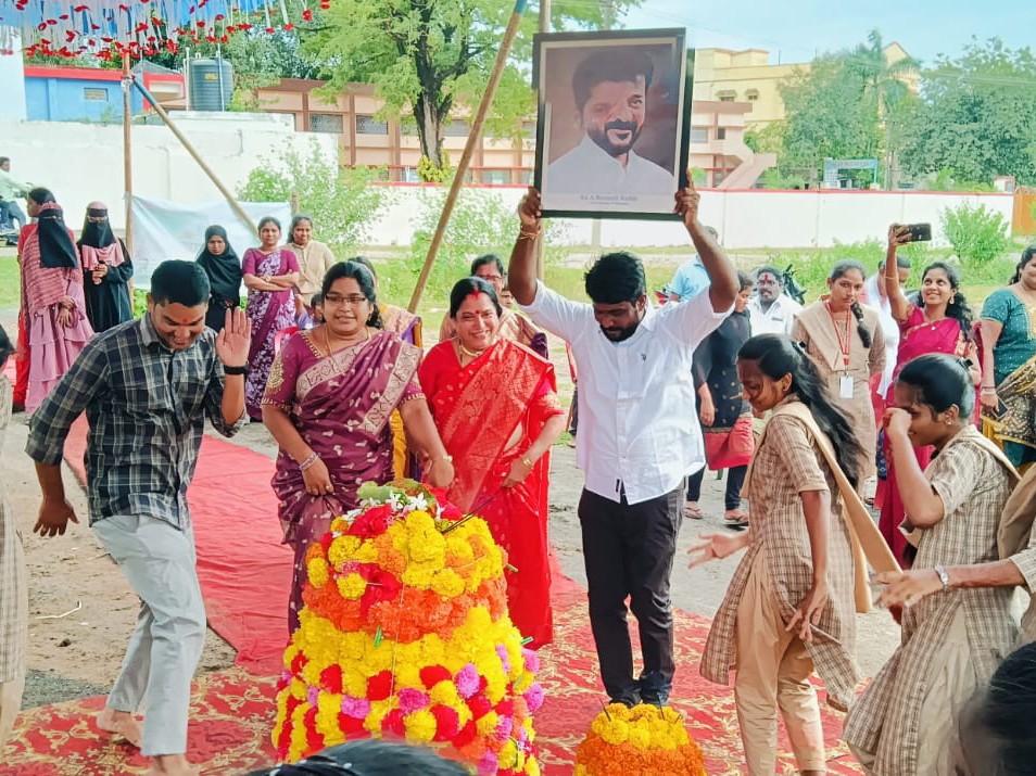 అభిమానాన్ని చాటుకున్న గ్రంథాలయ ఛైర్మన్