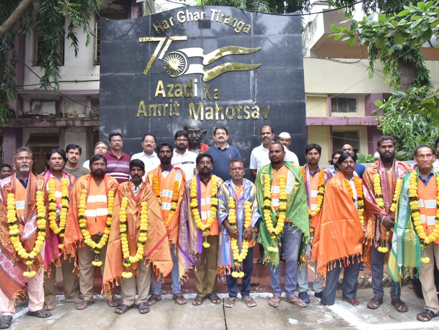పారిశుధ్య కార్మికుల‌ను స‌న్మానం