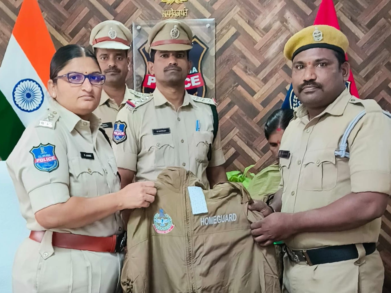 హోం గార్డులకు రేయిన్ కోట్లను పంపిణీ చేసిన ఎస్పీ