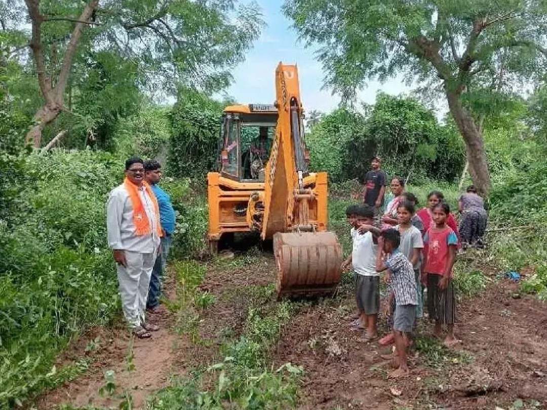 సొంత నిధులతో జంగిల్ క్లీయరెన్స్