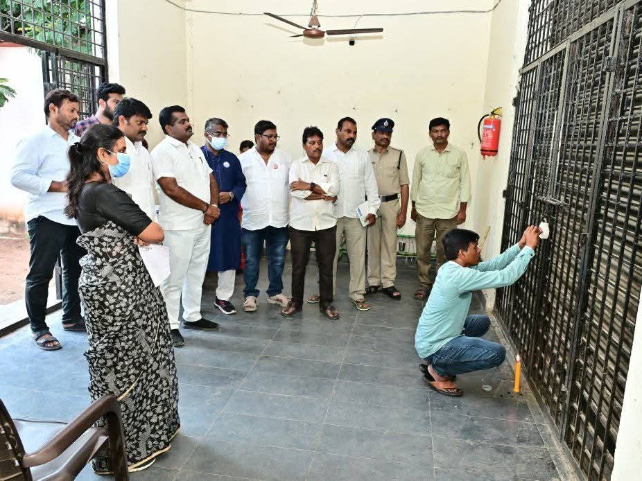 ఈవీఎం గోడౌన్ తనిఖీ చేసిన జిల్లా కలెక్టర్