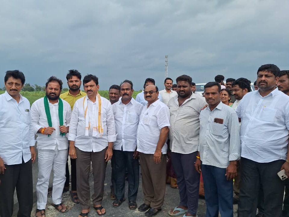 గుంతలు పడ్డ రోడ్లను మరమ్మత్తులు చేపట్టండి: మంత్రి