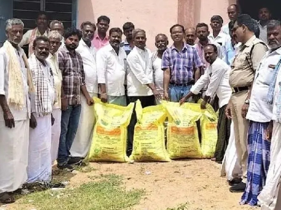 సబ్సిడీపై రైతులకు యూరియా పంపిణీ