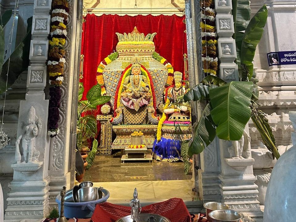 అన్నపూర్ణ దేవిగా దర్శనం ఇచ్చిన  కన్యకా పరమేశ్వరి