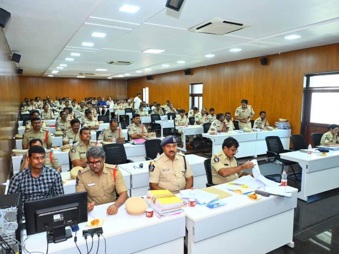 ‘శాంతిభద్రతల పరిరక్షణలో పోలీసులు గట్టిగా పని చేయాలి’