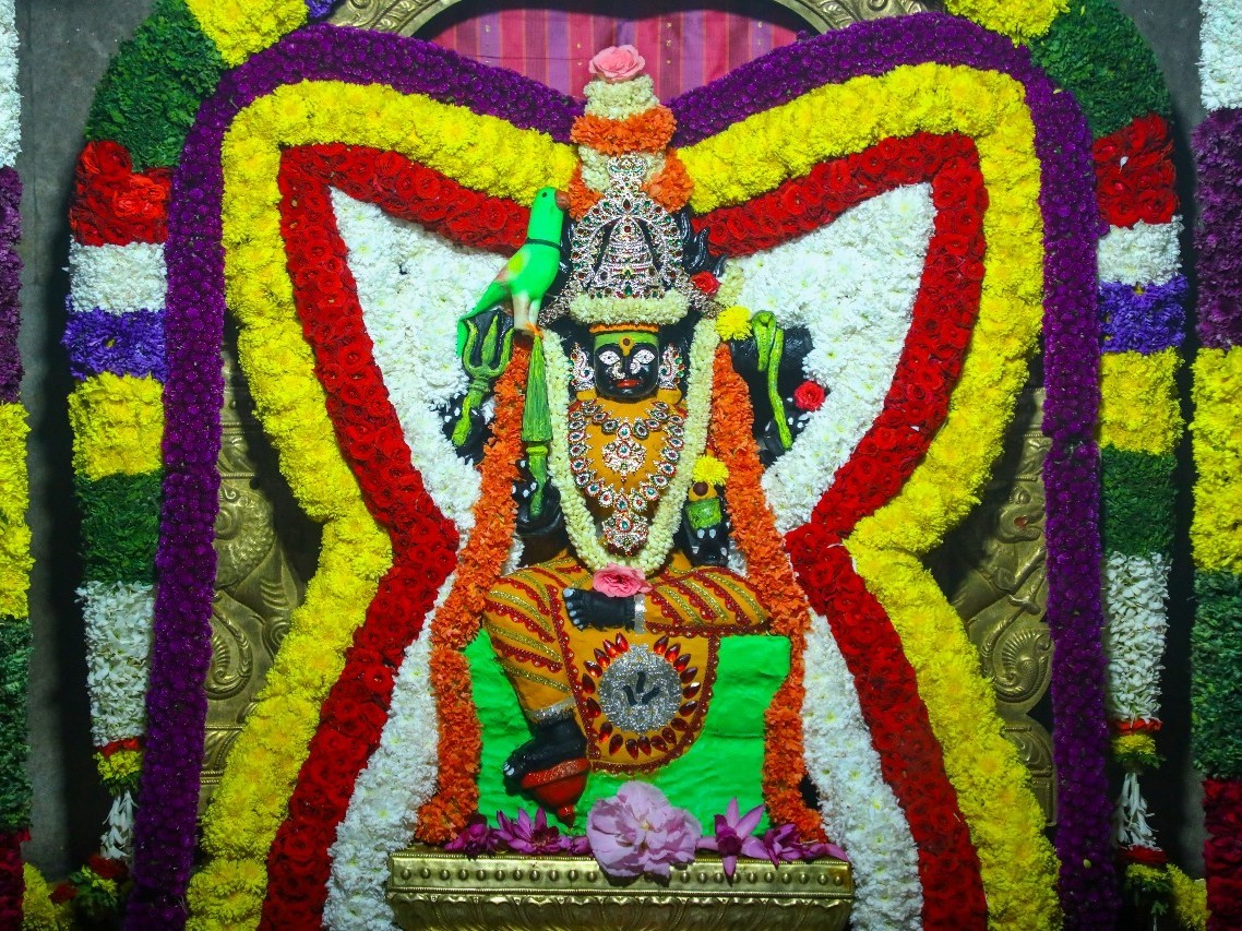 శ్రీ కంచి కామాక్షి రూపంలో చౌడేశ్వరి దేవి