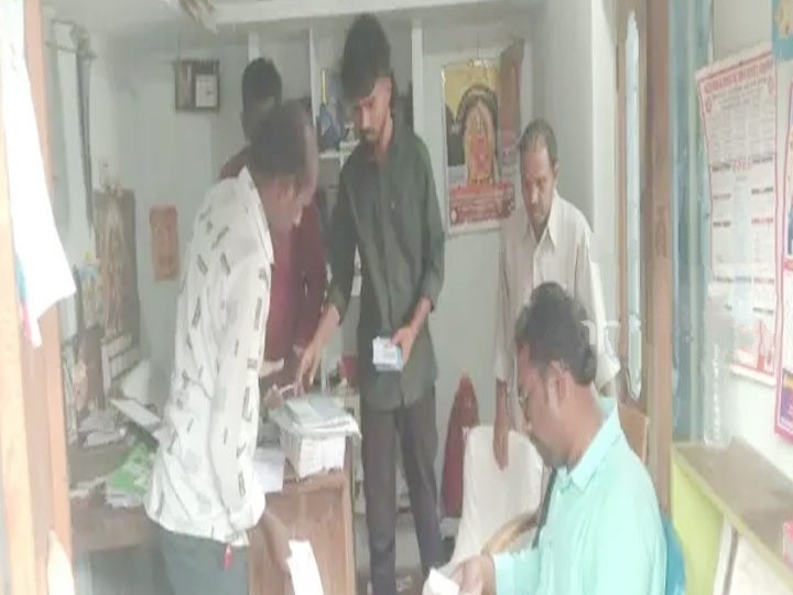 ఉత్తరాలు పంపిణీ చేయని పోస్టుమాన్ సస్పెన్షన్ వేటు