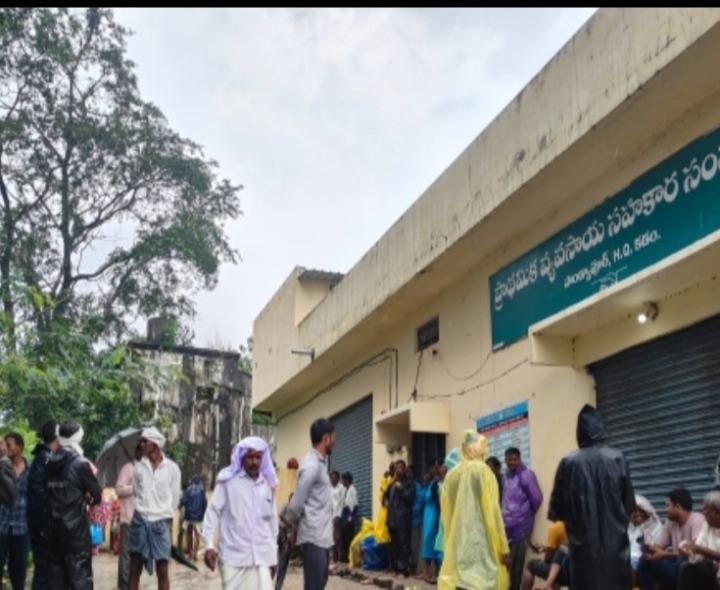 యూరియా కోసం ఇబ్బంది పడుతున్న రైతులు