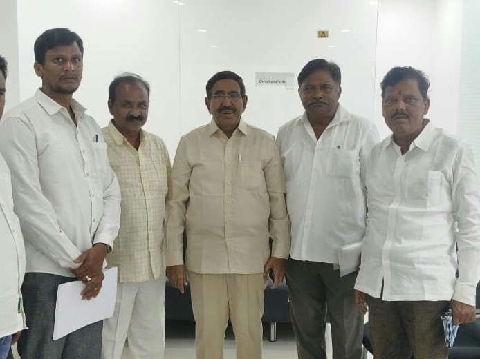 మంత్రితో భేటీ అయిన జిల్లా నేతలు