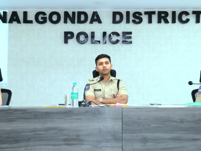నెలవారీ నేర సమీక్షా సమావేశం నిర్వహించిన ఎస్పీ