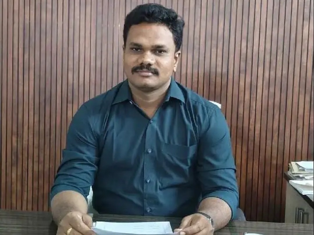 ‘కార్వేటినగరంలో రోడ్డుపై అక్రమ నిర్మాణాలు తొలగించండి’