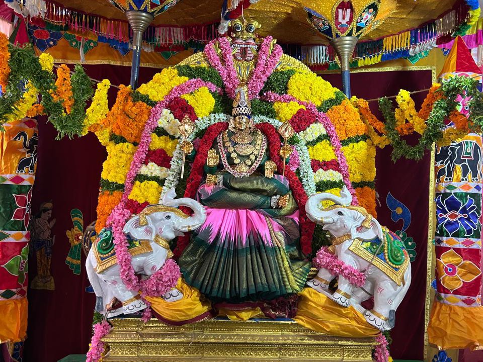 గజలక్ష్మి దేవి అలంకరణలో అమ్మవారు