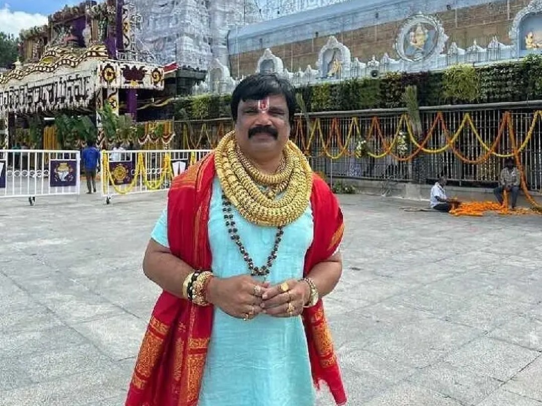 శ్రీవారిని దర్శించుకున్న 6కేజీల బంగారు విజయ కుమార్
