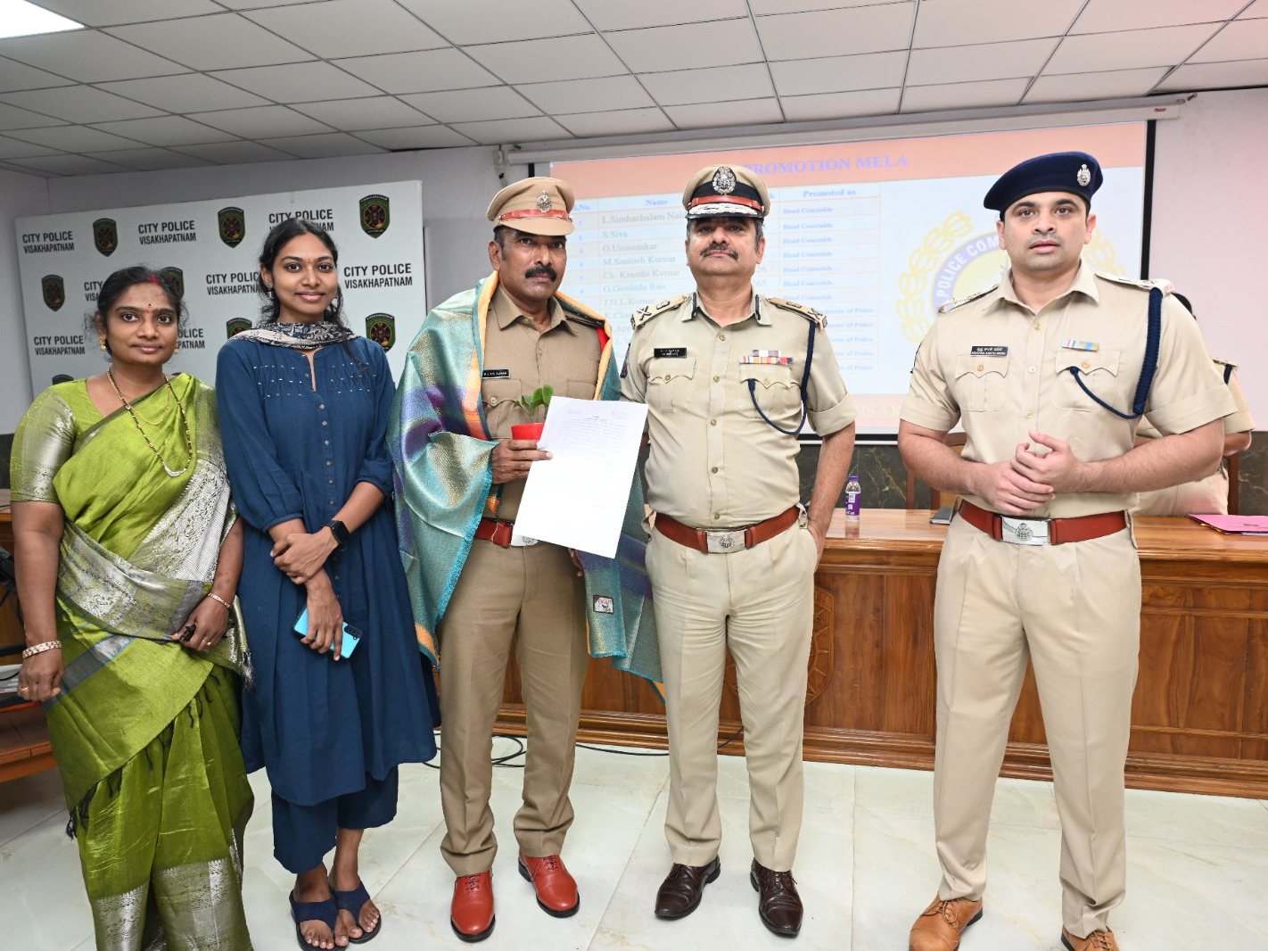 పదోన్నతి పొందిన సిబ్బందికి విశాఖ సీపీ సత్కారం