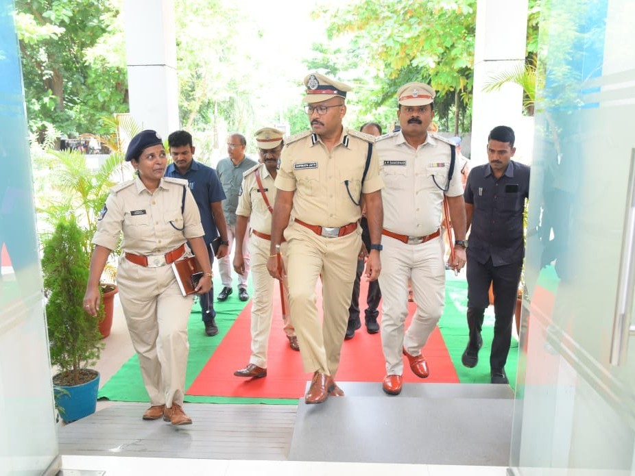 పలు స్టేషన్‌లను తనిఖీలు చేసిన విశాఖ రేంజ్ డీఐజీ