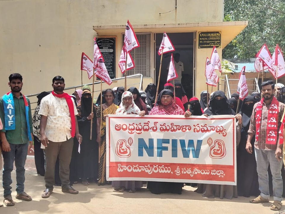 దోమల బెడద నుండి కాపాడాలని నిరసన