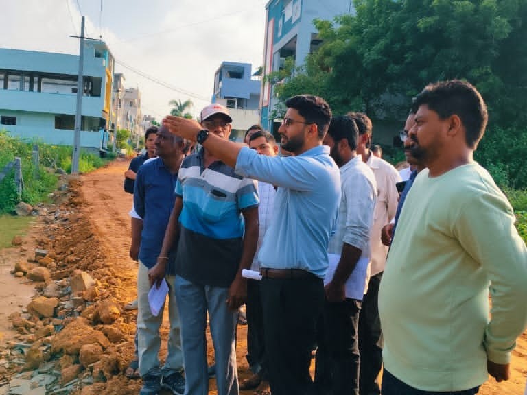 ‘వీధిలైట్ల పనులను యుద్ధ ప్రతిపాదికన చేపట్టాలి’